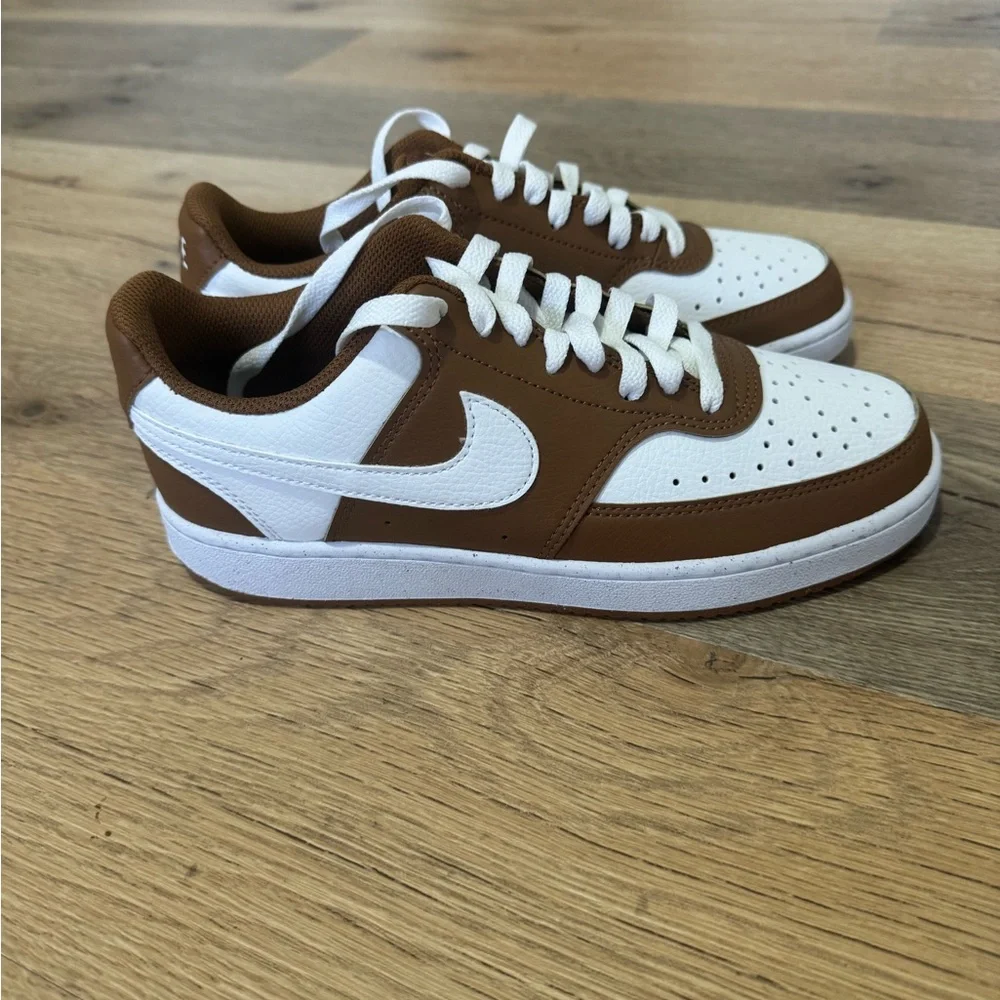Nike Women's Low-Top Sneakers in White and Brown